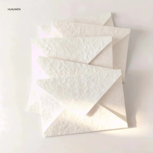 Handgjorda kuvert med relief-struktur i naturvitt papper, 11 × 16 cm